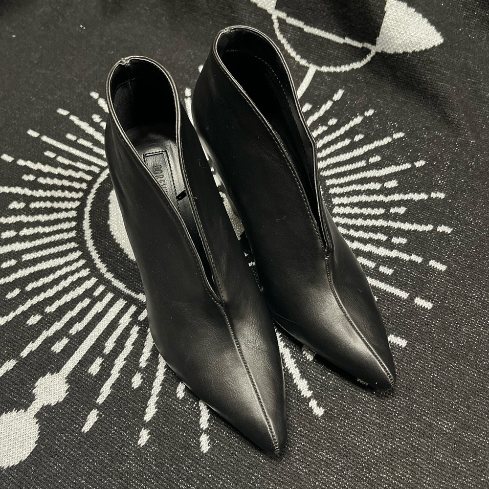 Pointed toe Black Women's Ankle Booties